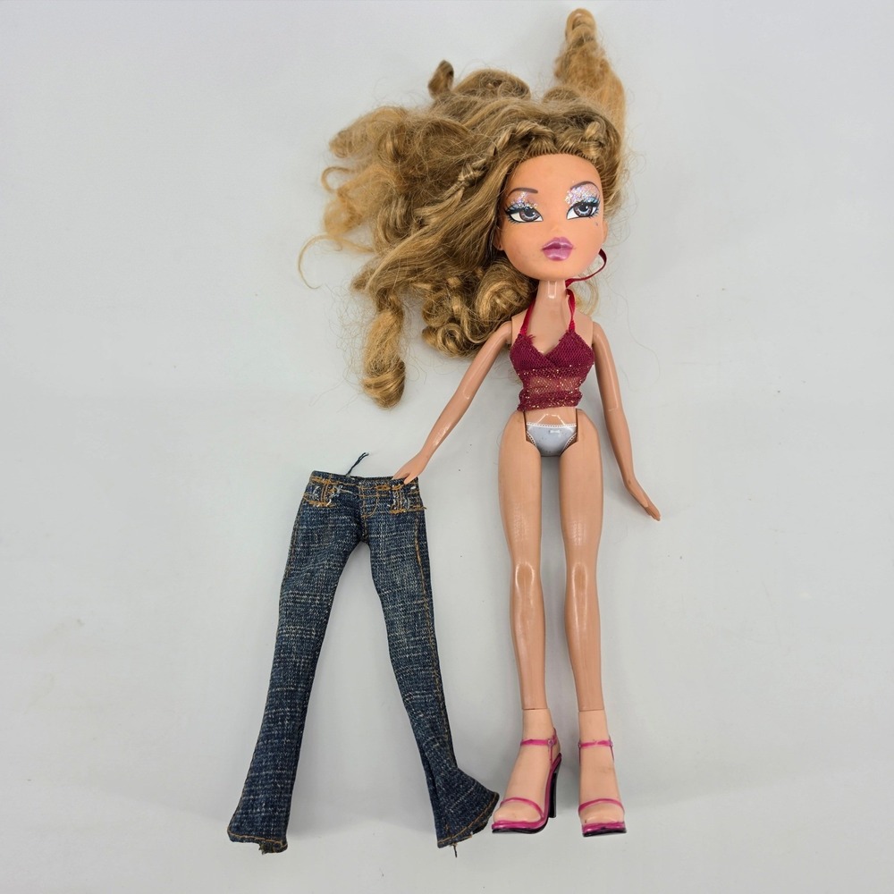 Bratz Step Out Yasmin Doll 2005 MGA Honey Blonde Curly Hair Glitter Eyes Jeans